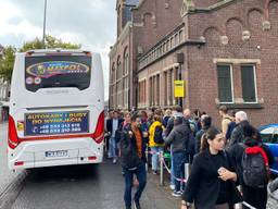 Niet alle reizigers kunnen meteen in de bus (foto: Niek de Bruijn).