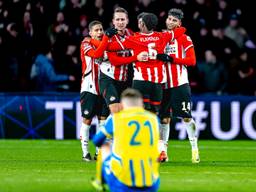 Feest bij PSV na de 3-2 (foto: Marcel van Dorst / EYE4images).