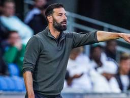 Ruud van Nistelrooy coachend bij Jong PSV (foto: Orange Pictures).