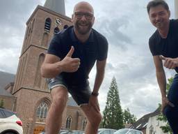 Paul Hendriks en André Peters werken zich een slag in de rondte om de kermis te organiseren (foto: Paul Hendriks)