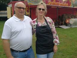 Rachelle en haar man zijn blij weer op de kermis te zijn.