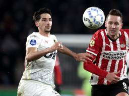 PSV'er Luuk de Jong (rechts) en NAC-speler Leo Greiml (foto: ANP).