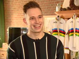 Hattrick Harrie Lavreysen met zijn drie nieuwe regenboogtruien.