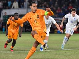 Virgil van Dijk slaat toe vanaf 11 meter (foto: Orange Pictures).