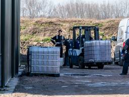 Ontmanteling van het drugslab (foto: Marcel van Dorst/SQ Vision).