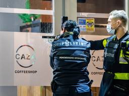 Politieonderzoek bij Coffeeshop Casa in het begin van 2024 (foto: Jack Brekelmans/SQ Vision).