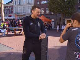 Kickbokser Nieky Holzken geeft een clinic aan kinderen in Helmond.