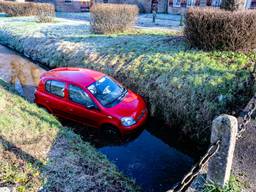 Een man van 84 is zondagochtend in Sprang-Capelle met zijn auto in het water beland.