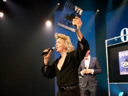 Hans Klok met de 25e editie van de Qoute 500 bij de presentatie van de jubileumeditie (foto: ANP /  Ramon van Flymen).