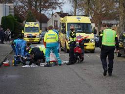 Snorfietser rijdt tegen geparkeerde bestelbus (foto: WdG/SQ Vision).