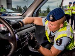 De Koninklijke Marechaussee vond een vuurwapen en munitie (foto: Koninklijke Marechaussee).