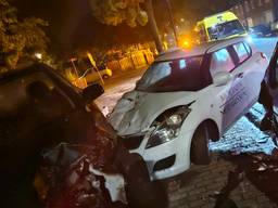 Automobilist schiet uit bocht in Helmond en ramt vijf geparkeerde auto's
