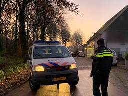 De politie viel begin december 2019 een garagebedrijf binnen tijdens het onderzoek naar de groepsverkrachtingen (foto: Bart Meesters/SQ Vision).