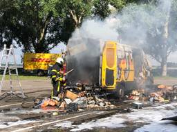 Bestelbusje met pakketjes in brand langs snelweg