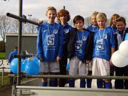 Robin Roefs (tweede van links) op de platte kar na een kampioenschap van VV Heeswijk.