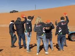 Fans juichen de Dakar-deelnemer toe met oranje hoedjes 
