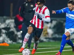 Livano Comenencia van Jong PSV omspeelt Tomas Kalinauskas (FC Den Bosch)- Foto: Orange Pictures