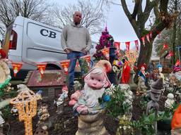 Bob Beunk bij zijn kabouterparadijs (foto: Noël van Hooft)