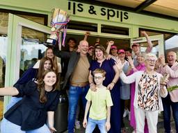 IJs & Spijs-eigenaar Mark van Gaal viert een mooi feestje: zijn salon is de beste van Nederland. 
