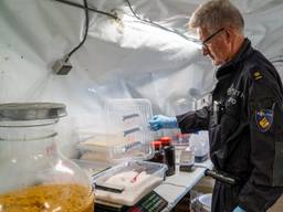Een agent in een ander drugslab (foto: Politie Nederland)