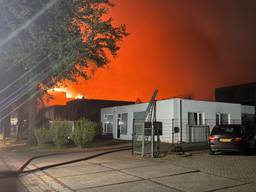 Het vuur komt dichtbij voor sommige buurtbewoners (foto: Omroep Brabant).