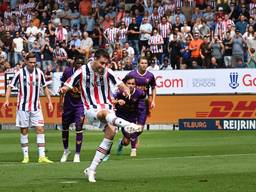 Kyan Vaesen breekt, vanaf de strafschopstip, de ban in het thuisduel van Willem II met Go Ahaed Eagles (foto: ANP).