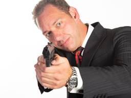 James Bond-fan Johan Antens baalt als een stekker dat de première is uitgesteld.