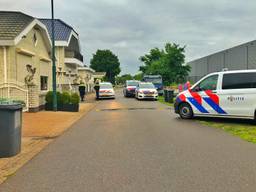 De politie rukte met meerdere wagens uit (foto: Rico Vogels/SQ Vision).