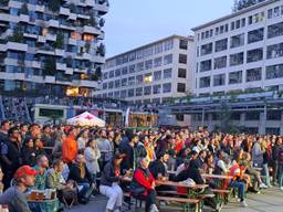 Honderden mensen kijken naar het grote scherm op het Ketelhuisplein in Eindhoven (foto: Leon Voskamp).
