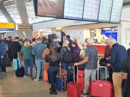 Lange rijen in Eindhoven Airport (foto: Noël van Hooft).