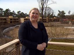 Stephanie Struis op het dakterras bij de savanne (foto: Omroep Brabant).