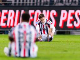 Tommy St Jago en Ringo Meerveld zitten balend op het veld na het verlies (foto: Joris Verwijst/Orange Pictures).