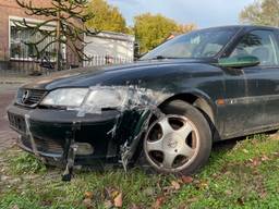 Deze gehavende wagen staat al maanden in de Trombonestraat in Uden (Foto: Imke van de Laar)