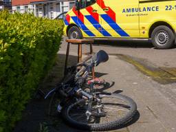 De fiets brak door het ongeluk in tweeën (Foto: Harrie Grijseels / Persbureau Heitink).