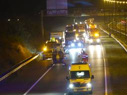 De traumahelikopter landde op de snelweg (foto: Perry Roovers/SQ Vision)