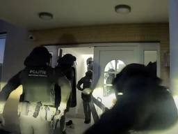 Agenten vielen ook in Nederland huizen binnen (beeld: Landelijke Eenheid/YouTube).
