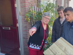 Dean en Lars leveren hun eigengemaakte egelhuisje af bij Tiny Korsten (foto: Wilco Zonneveld).