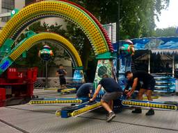 Op het Stadhuisplein worden de laatste attracties afgebroken (foto: Tonnie Vossen)