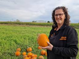 Lia Leemans met een van de mislukte pompoenen (foto: Noël van Hooft).