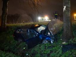 Auto raakt door onbekende oorzaak van de weg en belandt in sloot (foto: Iwan van Dun/SQ Vision Mediaprodukties).