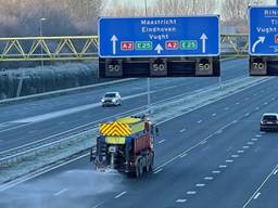 Een strooiwagen op de A2 bij Den Bosch (archieffoto: Bart Meesters/SQ Vision).