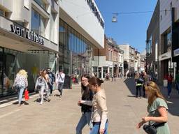 Volle winkelstraten in Tilburg: 'De muren komen op me af'