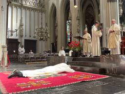 Nick Kersten wordt in de Sint-Janskathedraal tot priester gewijd (foto: Imke van de Laar).