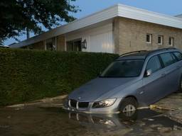 De auto verdween met de voorkant in het gat in de weg in Boxtel (foto: Bart Meesters)