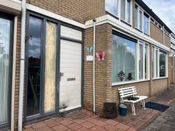 De schade aan de voordeur van de woning aan de Almhof in Den Bosch (foto: Floortje Steigenga).