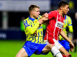 Van den Buijs in duel met Vinícius (Foto: ANP)