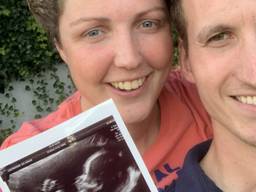 Steffi en Roel met een foto van de echo (foto: Boer zoekt Vrouw).  