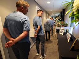 De technische staf van TOP Oss kijkt naar foto's van de overleden Frans Heesen (foto: Ronald Goudberg/TOP Oss).