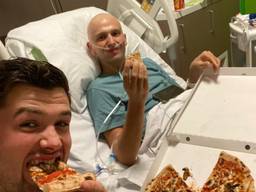 Daan en zijn broer Koen aan de pizza in het ziekenhuis