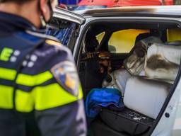 De auto in Geldrop lag vol vaten (foto: Sem van Rijssel/SQ Vision).